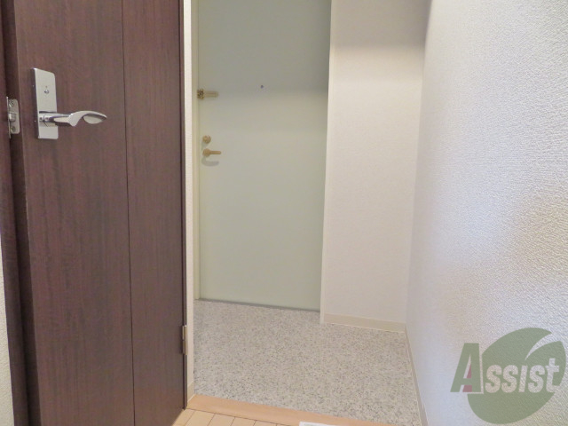 玄関　こちらは玄関になります。段差が低めなので出入りが楽ですよ。