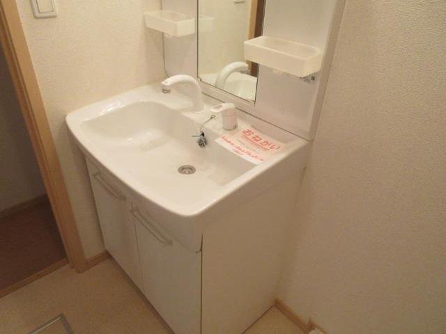 洗面設備　ゆったりとスペースのある洗面所