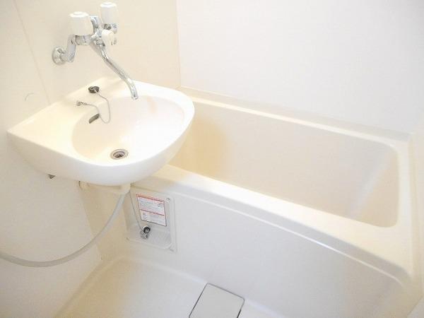 バス・シャワールーム　キレイにリフォームされています！