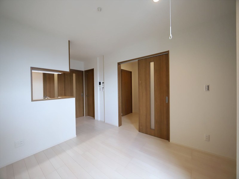 居室・リビング　ＬＤＫ10.2帖　システムキッチン　エアコン完備　同仕様写真