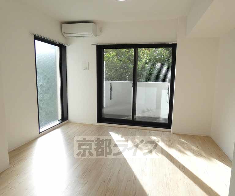 居室・リビング　採光のよいきれいなお部屋です。