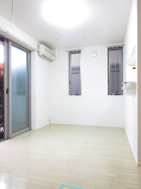 居室・リビング　★床暖房付きの明るいお部屋です★