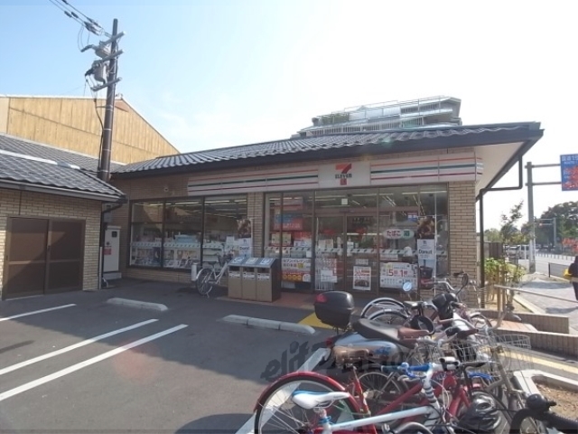 コンビニ　セブンイレブン京都神宮丸太町店（コンビニ）まで500m