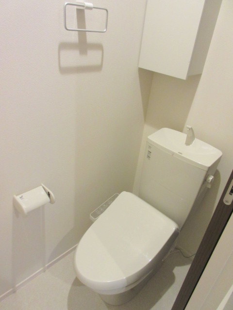 トイレ　清潔感のある収納棚付きトイレ