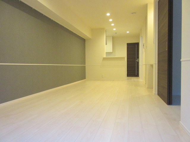 居室・リビング　清潔感のある広々としたリビング