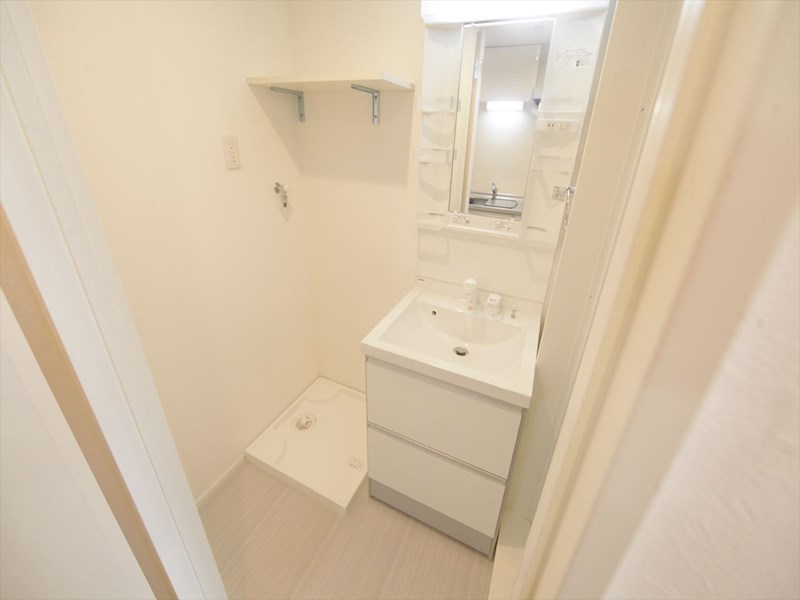 洗面設備　脱衣所　独立洗面台付（シャンプードレッサー付）収納スペース有