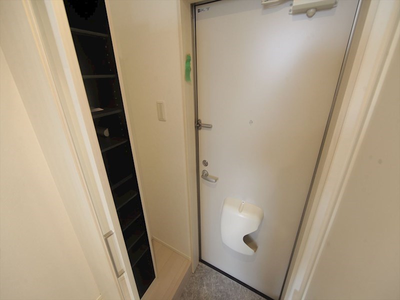 玄関　玄関　シューズボックス　姿見鏡付き（収納充実してます）