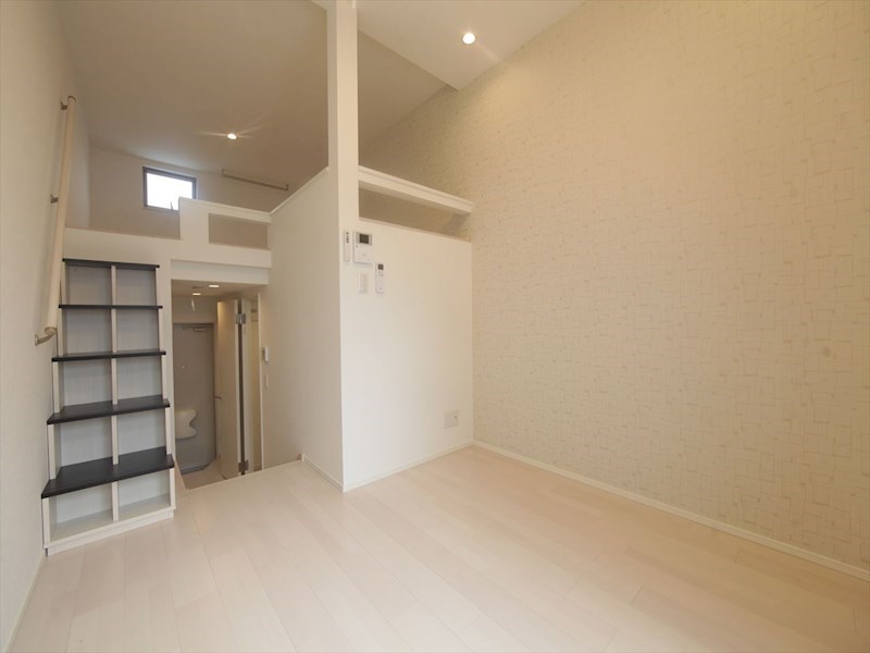 居室・リビング　洋室5.4帖　ロフト5.3帖（収納にも寝室にも使えます）