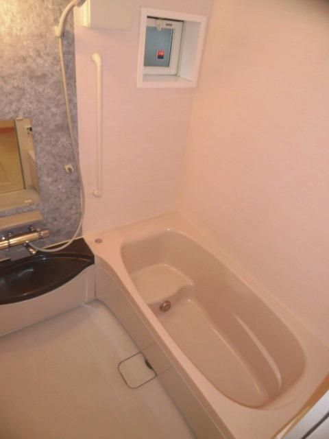 バス・シャワールーム　広々した浴槽です