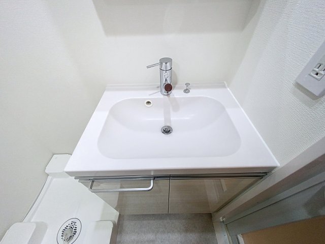 洗面設備　独立洗面化粧台が付いています