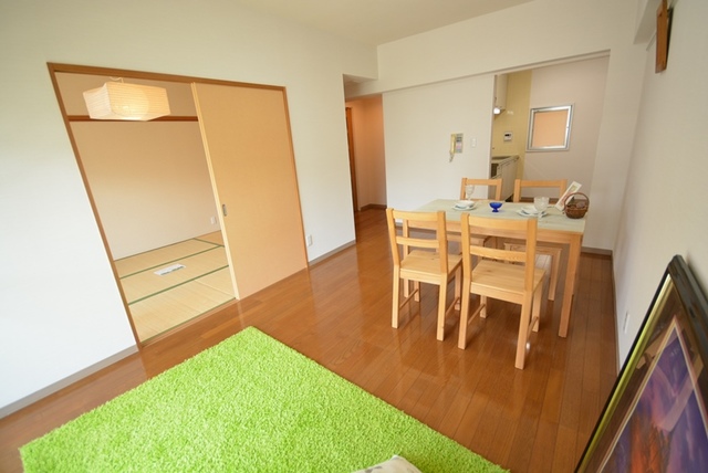 居室・リビング　＊参考写真＊リビング：家具や小物はディスプレイ用です