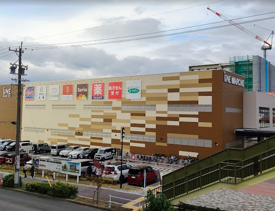 ショッピングセンター　iiNEマルシェ（ショッピングセンター）まで609m