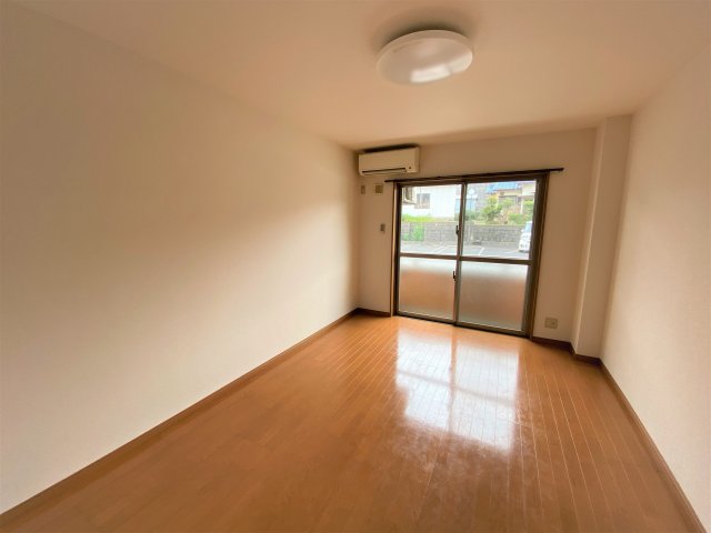 居室・リビング　別部屋同一間取りのお写真となります。