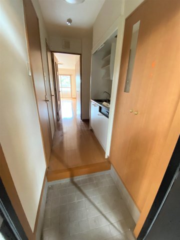 玄関　別部屋同一間取りのお写真となります。