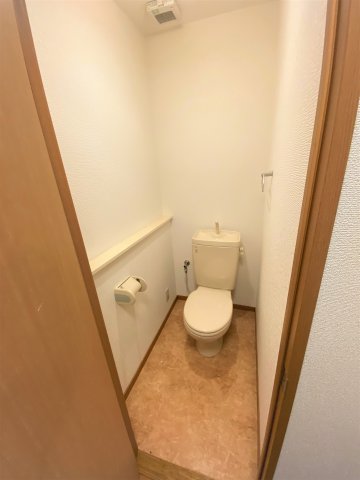 トイレ　別部屋同一間取りのお写真となります。