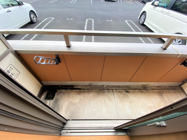 バルコニー　別部屋同一間取りのお写真となります。