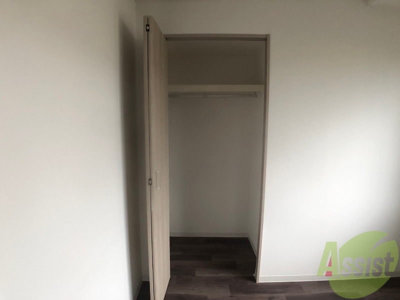 収納　こちらの収納にはハンガーをかけて服もしまえますね。