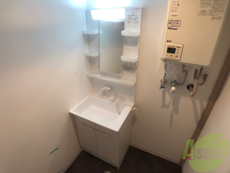 洗面設備　独立洗面台です。大きくてよいですね。シャンプーもできます！