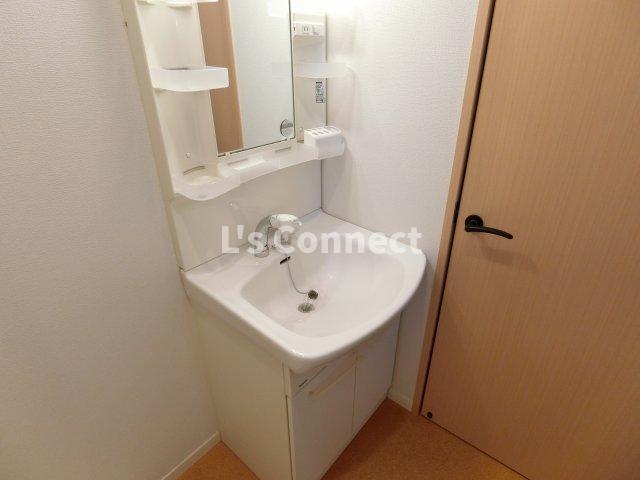 洗面設備　朝の支度もスムーズな独立洗面台。