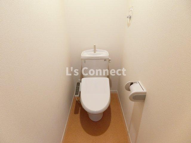 トイレ　温水洗浄便座付きのトイレ。