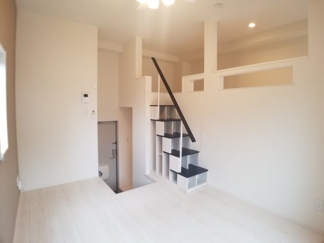 居室・リビング　手すり付きの階段で昇り降りも安心※同シリーズ物件の写真になり