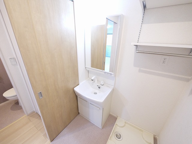 洗面設備　独立洗面台、小物を置くことができて便利です