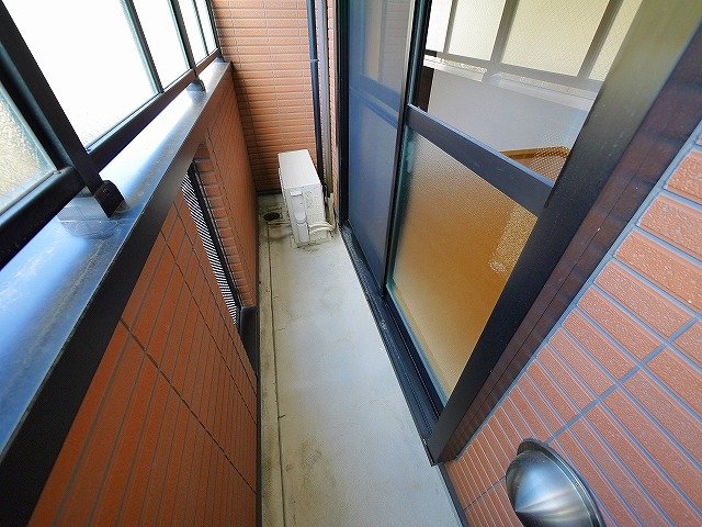 バルコニー　お洗濯ものが人目に付きにくいガラスの目隠しが嬉しいですね