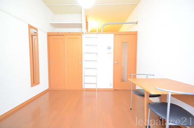 居室・リビング　人気のロフトタイプ！お部屋が広々使えて便利です！