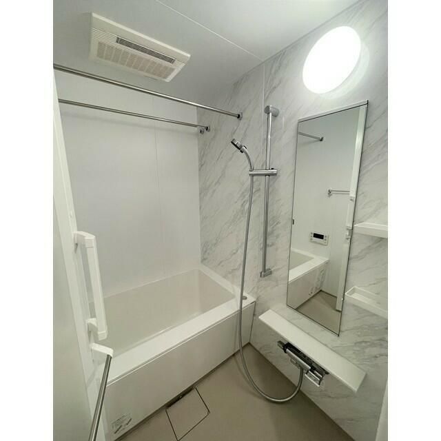 バス・シャワールーム　※別タイプ住戸です