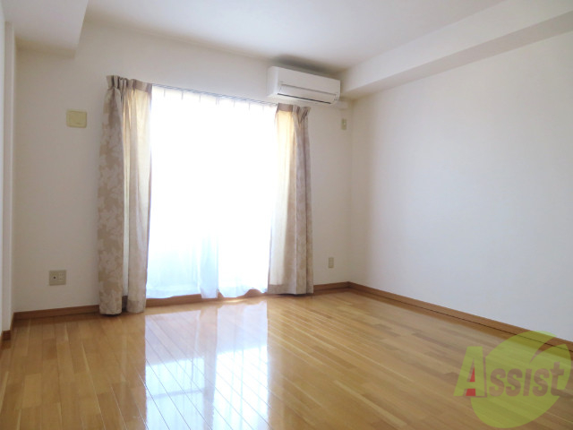 その他部屋・スペース　寝室とリビングは同じお部屋になります。内装が綺麗ですね。