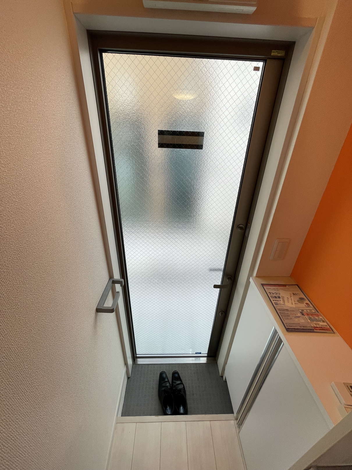 玄関　※同物件別号室の参考写真です。