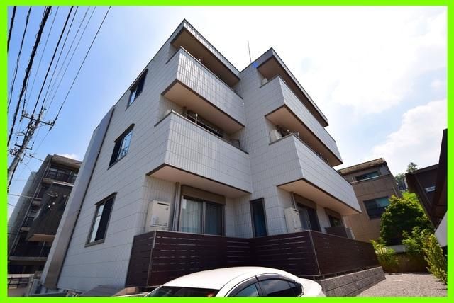 建物外観　★川沿いで静かな環境♪築浅でとてもキレイですよ★