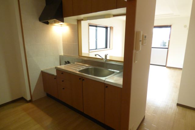 キッチン　対面キッチン、後ろのスペースに冷蔵庫・食器棚が置けて便利