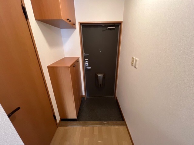 玄関　下駄箱付きの玄関、上部もあり収納力が充実です。