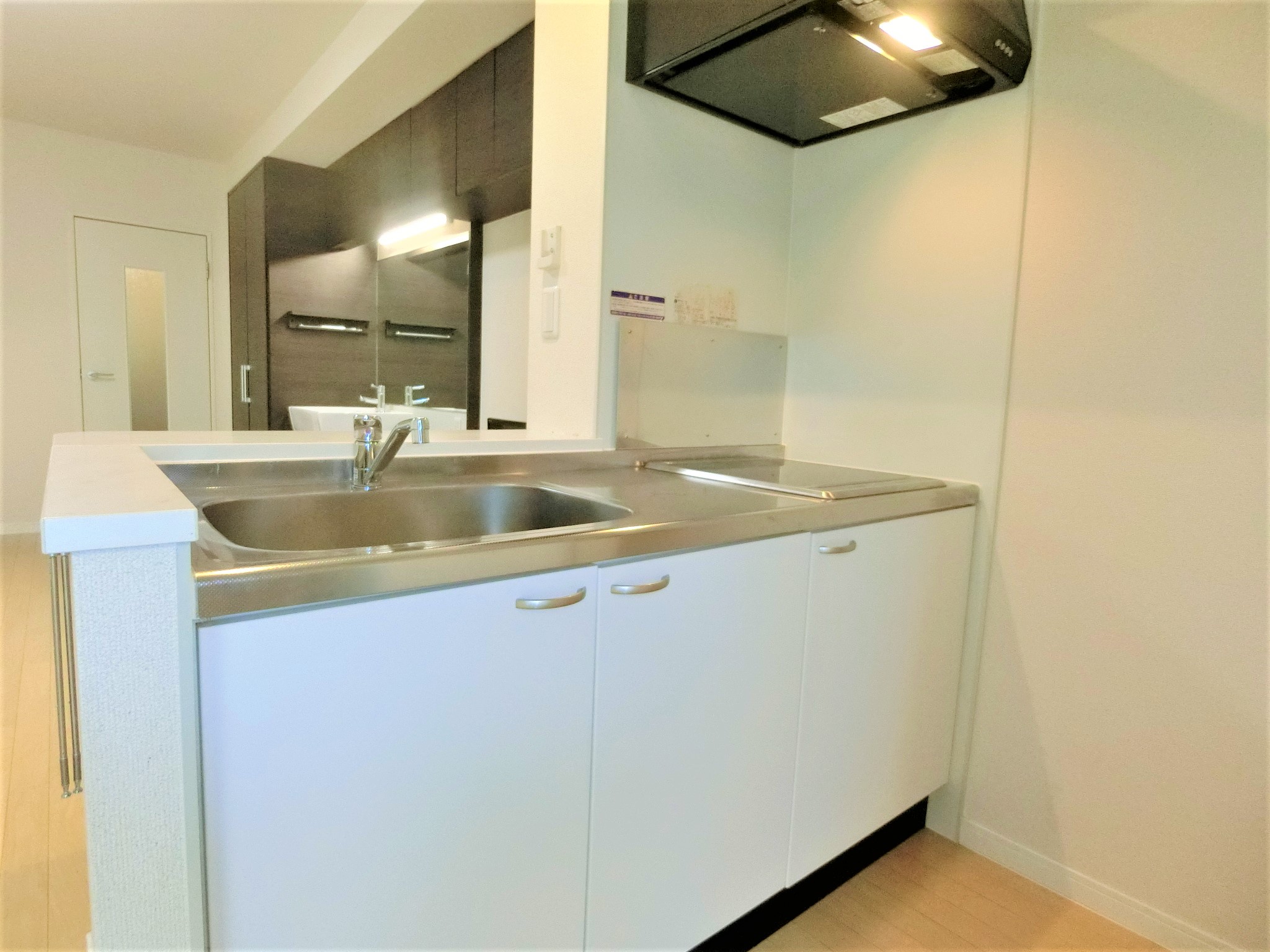 キッチン　2ドア冷蔵庫・電子レンジ完備のお洒落なカウンターキッチン☆