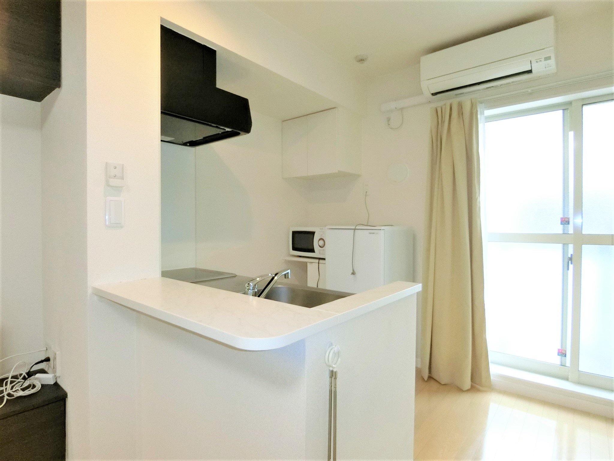 その他　2ドア冷蔵庫・電子レンジ完備のお洒落なカウンターキッチン☆