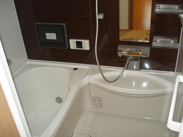 バス・シャワールーム　嬉しい追い焚き・浴室乾燥機付きです♪