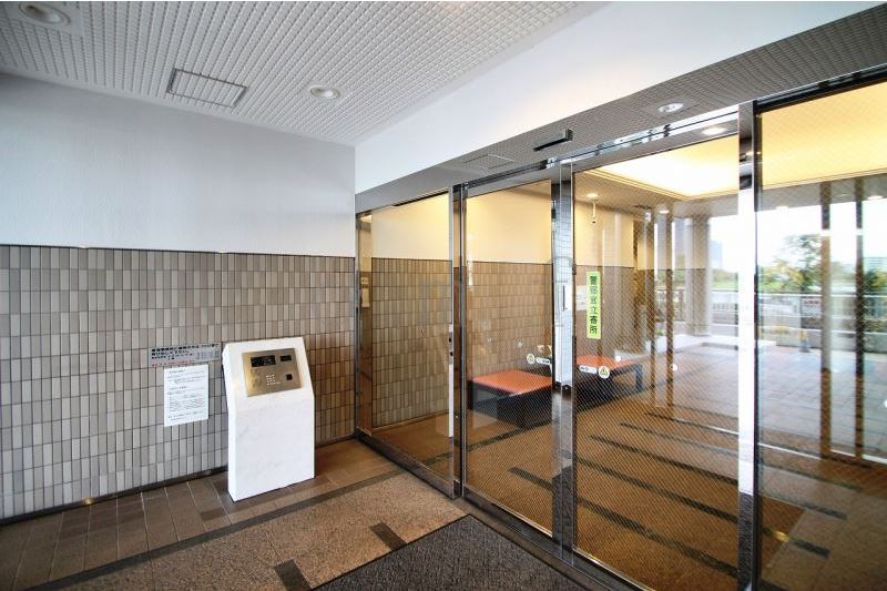 エントランス　オートロック付きエントランス