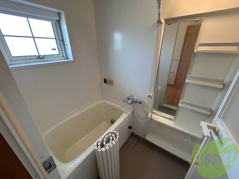 バス・シャワールーム　浴室には小窓がついており、換気が出来ますね。