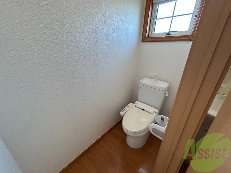 トイレ　トイレは温水洗浄便座が付いており、快適にお使いいただけます。