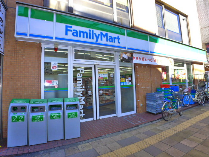 コンビニ　ファミリーマート（コンビニ）まで1020m