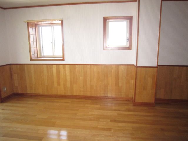 その他部屋・スペース　窓が多くて明るいリビング