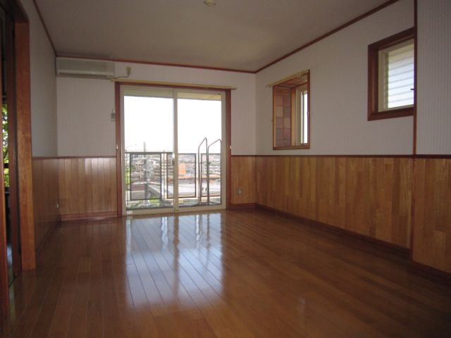 居室・リビング　東側に窓があり、明るいリビング♪