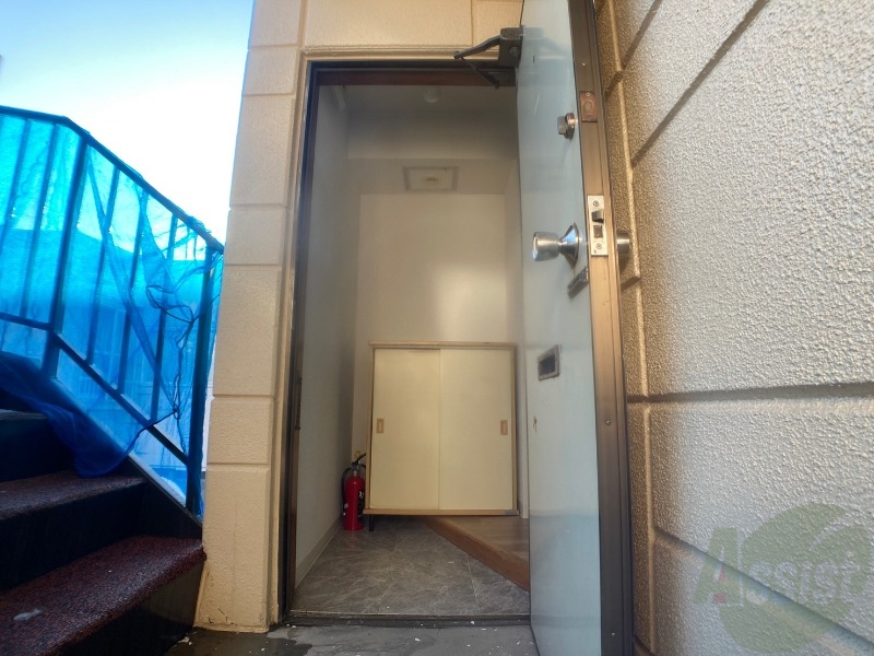 玄関　玄関です。すぐ広いリビングにつながっています。