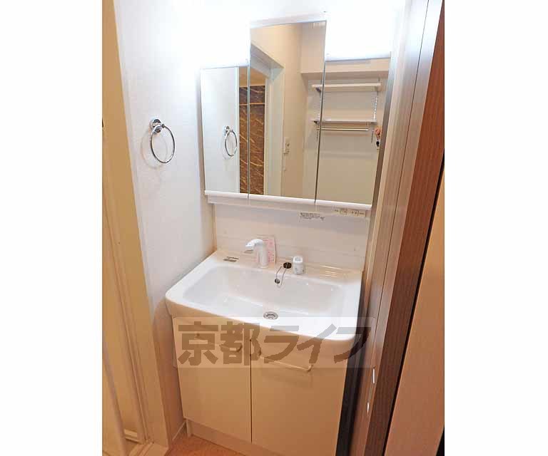 洗面設備　独立洗面台です