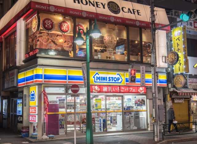 コンビニ　ミニストップ　新大久保駅東口店（コンビニ）まで50m