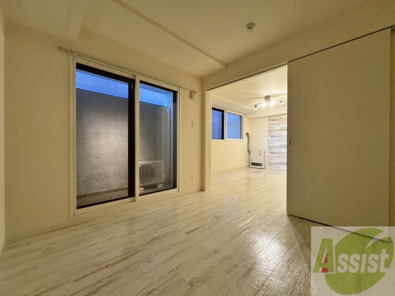 その他部屋・スペース　戸を閉めるとリビングと区切られた寝室にすることができますよ。