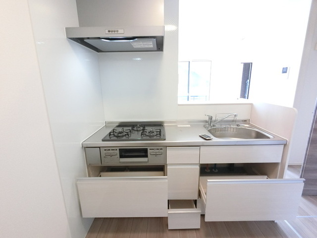 キッチン　３口コンロ付きシステムキッチンです。