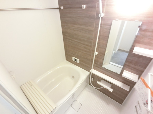 バス・シャワールーム　浴室換気乾燥機付きの浴槽です。