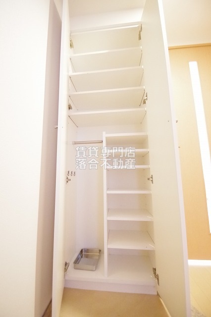 収納　天井高シューズ収納